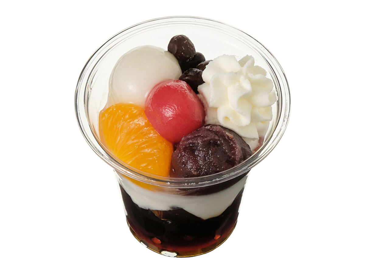 「黒糖とみるくのあんみつパフェ」(324円)
