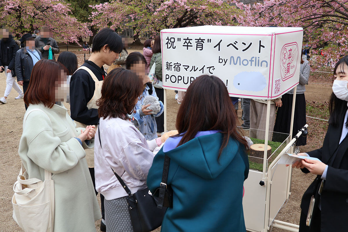 お散歩カーに群がる人々2