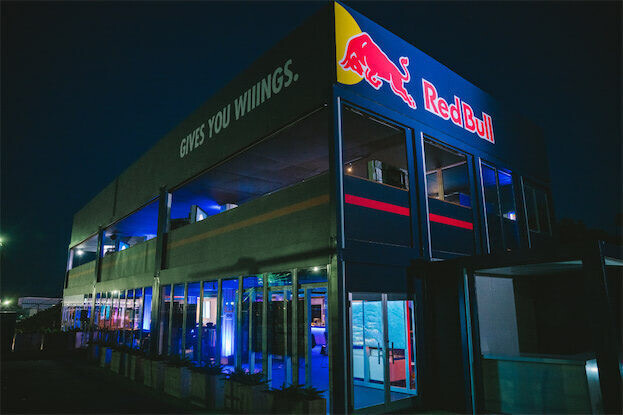 F1日本グランプリに登場した、レッドブルの特別な空間「Red Bull FRONT ROW」とは？