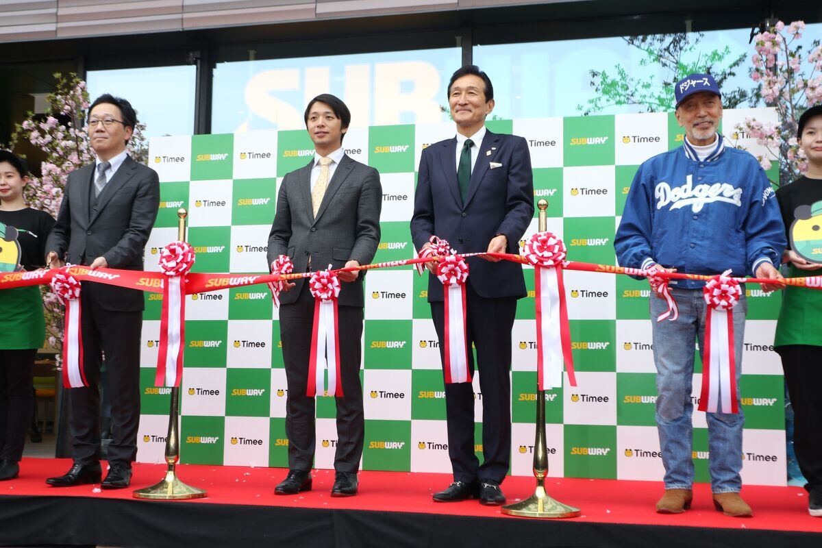 オープン時のテープカットセレモニーには渡邉氏と親交の深いテリー伊藤氏も登場
