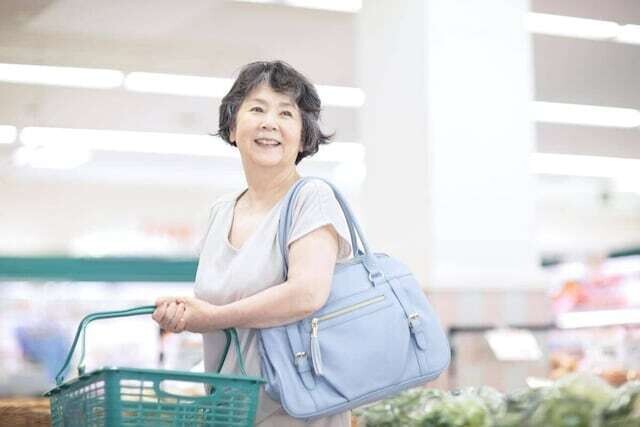
                まとめ買いは節約にもなり、買い物の回数も減らせて便利ですが、「気づけば冷蔵庫がパンパン」「あるのを忘れて、また買ってしまった……」そんな経験、ありませんか？「まとめ買い」のちょっとしたルールを決めておくと効果がぐっと高まり、ムダなものを買ってしまうことを防げます。
            