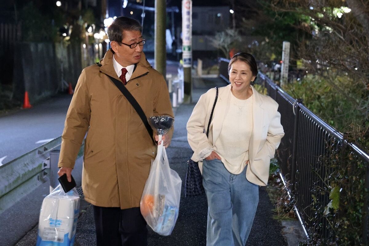 中井貴一(左)と小泉今日子　(C)フジテレビ