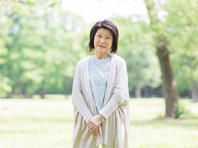 定年後も元気に働く60代の姿は、今ではすっかり珍しくなくなりました。でも実際のところ、60代の平均年収ってどのくらい? そして、みんなどれくらい貯金しているの? 金融経済教育推進機構が行った最新の調査データをもとに、60代の年収や貯蓄の実態をひも解いてみましょう。