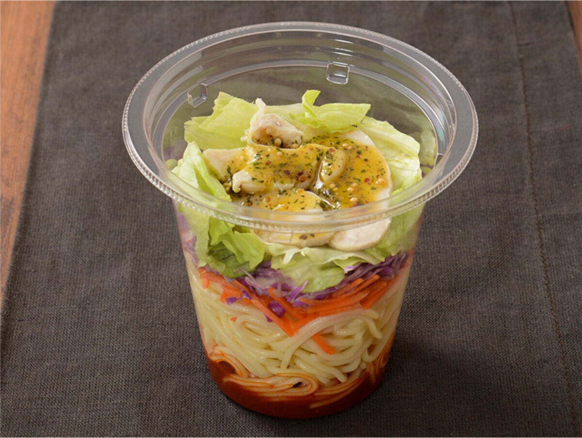 ローソン「振っておいしいパスタサラダ　トマトバジルチキン」