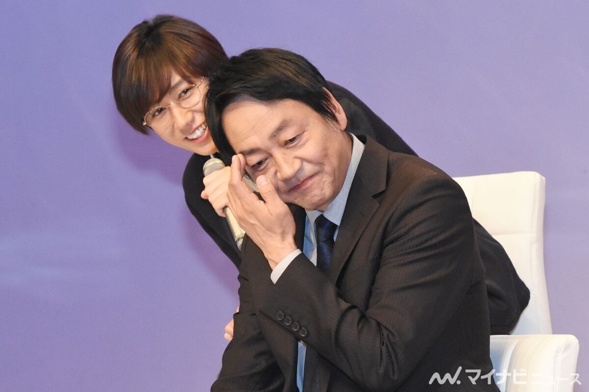 恥ずかしがる大森南朋を覗き込む阿部亮平
