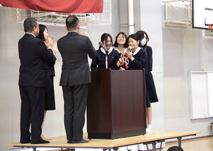 「マイナビキャリア甲子園」で優勝! 帝塚山高等学校の始業式で「ロックロック」のメンバーに日本生命がトロフィー贈呈