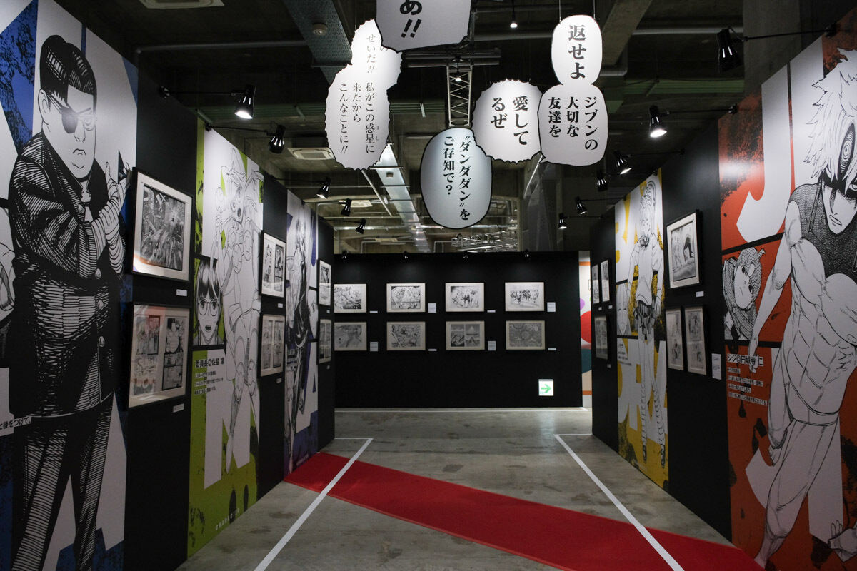 通路奥の「超密度見開き原稿ウォール」はファン必見!