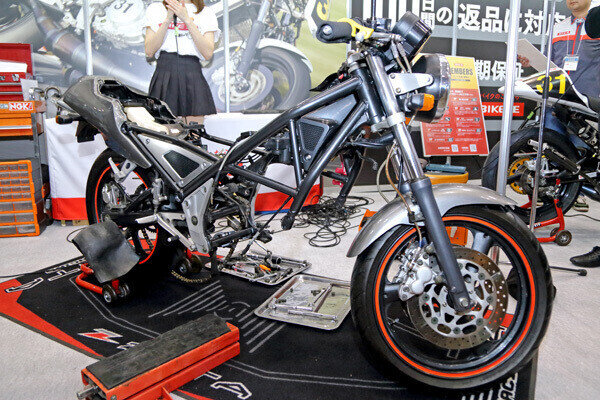 バイク王がヤマハ最後の2ストマシン「R1-Z」を衆人環視の中で分解! なぜ?