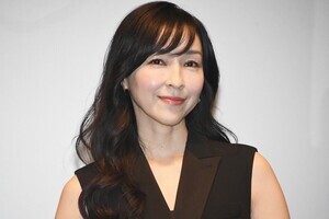 麻生久美子、ラブシーンのために約5㎏減量　美スタイル際立つ黒ドレスで会見に登場