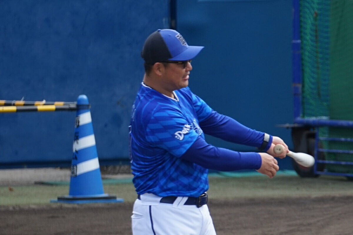 DeNA・村田修一野手コーチ（写真：萩原孝弘）