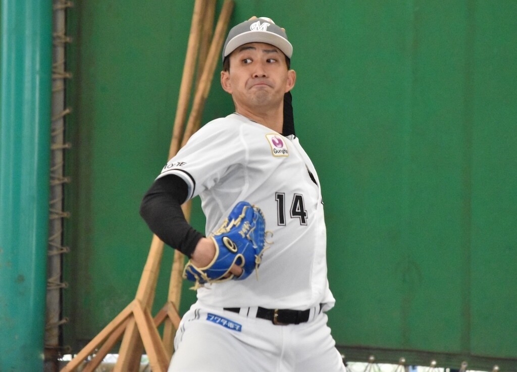 ブルペンで投球練習するロッテ・小島和哉［撮影＝岩下雄太］