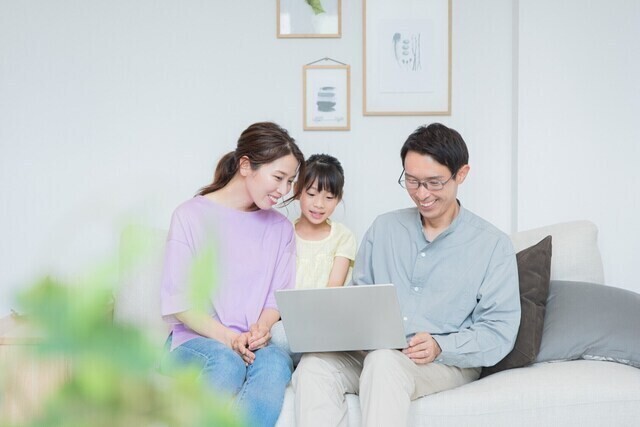 
                老後は誰にでも訪れます。最近では年齢を重ねた人々の生活苦のニュースが多く流れているため、不安に感じる人は少なくありません。では、「貧乏老後」にならないためには、どのようにお金を貯めていけばよいのでしょうか？
            