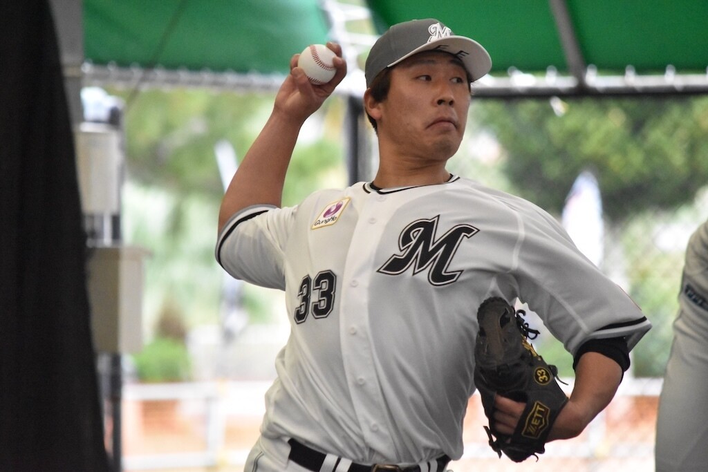 ブルペンで投球練習するロッテ・八木彬［撮影＝岩下雄太］
