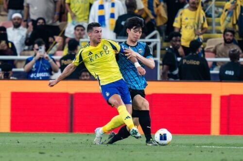 C・ロナウドと競り合う高井　[写真]=Getty Images