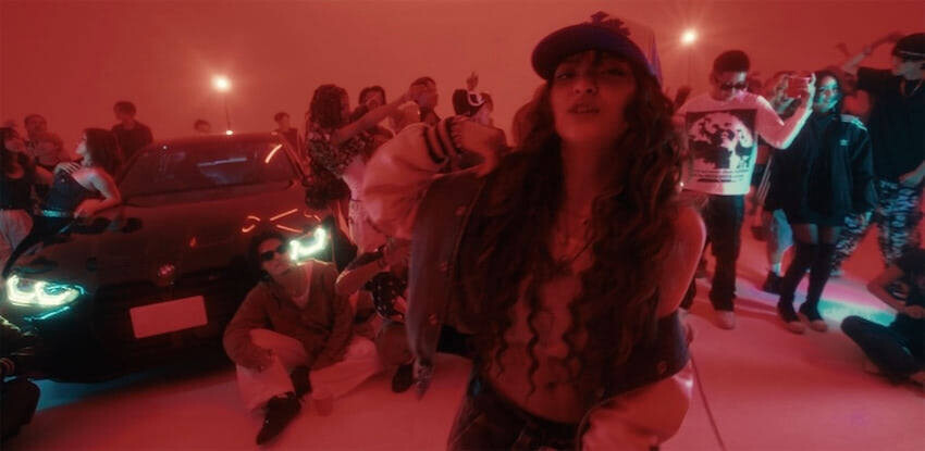 甲田まひる「HOME PARTY」MV公開、友人30人以上が出演しリアルな関係性醸し出す