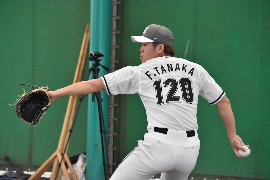 ブルペンで投球練習を行うロッテ・田中楓基［撮影＝岩下雄太］