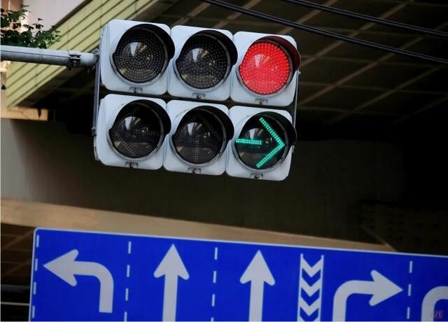 右折の青矢印信号が点灯中に“Uターン”は可能？ 判断が難しい「交通ルール」をチェック！ 