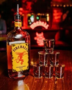 シナモンフレーバーウイスキー「FIREBALL」、日本本格上陸を記念してローンチイベントを開催