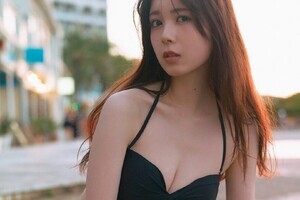 乃木坂46筒井あやめ、大人っぽい黒ビキニ姿で美ボディ見せる