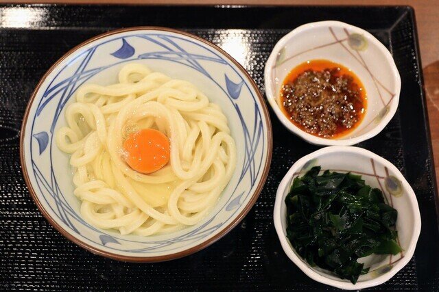 丸亀製麺の無料トッピングが大幅拡大！「しび辛ラー油」「磯の香わかめ」でおすすめアレンジ