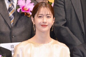松本若菜、上品なロングドレスで美貌放つ　橋田賞新人賞に喜び