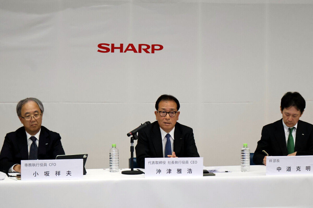 シャープ 代表取締役 社長執行役員兼CEOの沖津雅浩氏(写真中央)