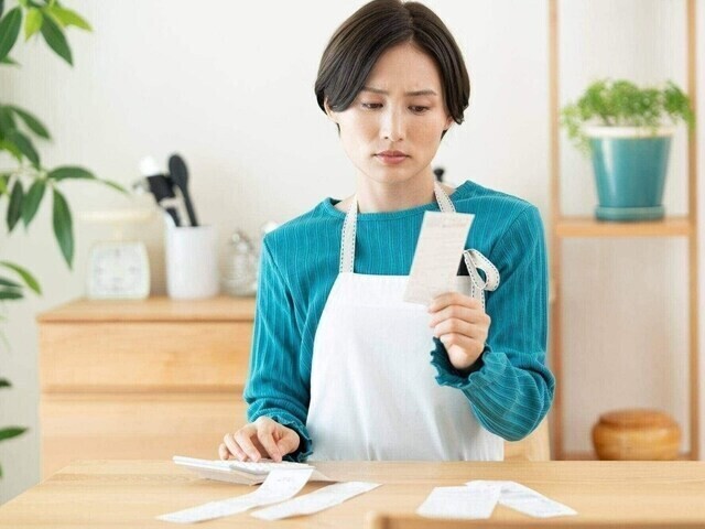 
                定年後の生活は、年金と貯金の2つの柱が頼りになります。今回は、内閣府の「令和元年度 高齢者の経済生活に関する調査結果」をもとに、60代の貯金について、住居の形態別に考えます。
            