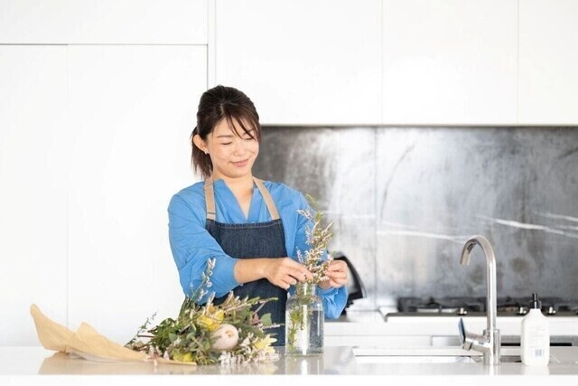 
                「老後資金の準備を少しでも有利に進めたい」そう考える人たちの間で利用が広がっているのが、「iDeCo（イデコ）」です。今回は、2024年3月に発表された「確定拠出年金統計資料」（運営管理機関連絡協議会）をもとに、40・50代のiDeCo加入状況と、実際に選ばれている商品をご紹介します。
            