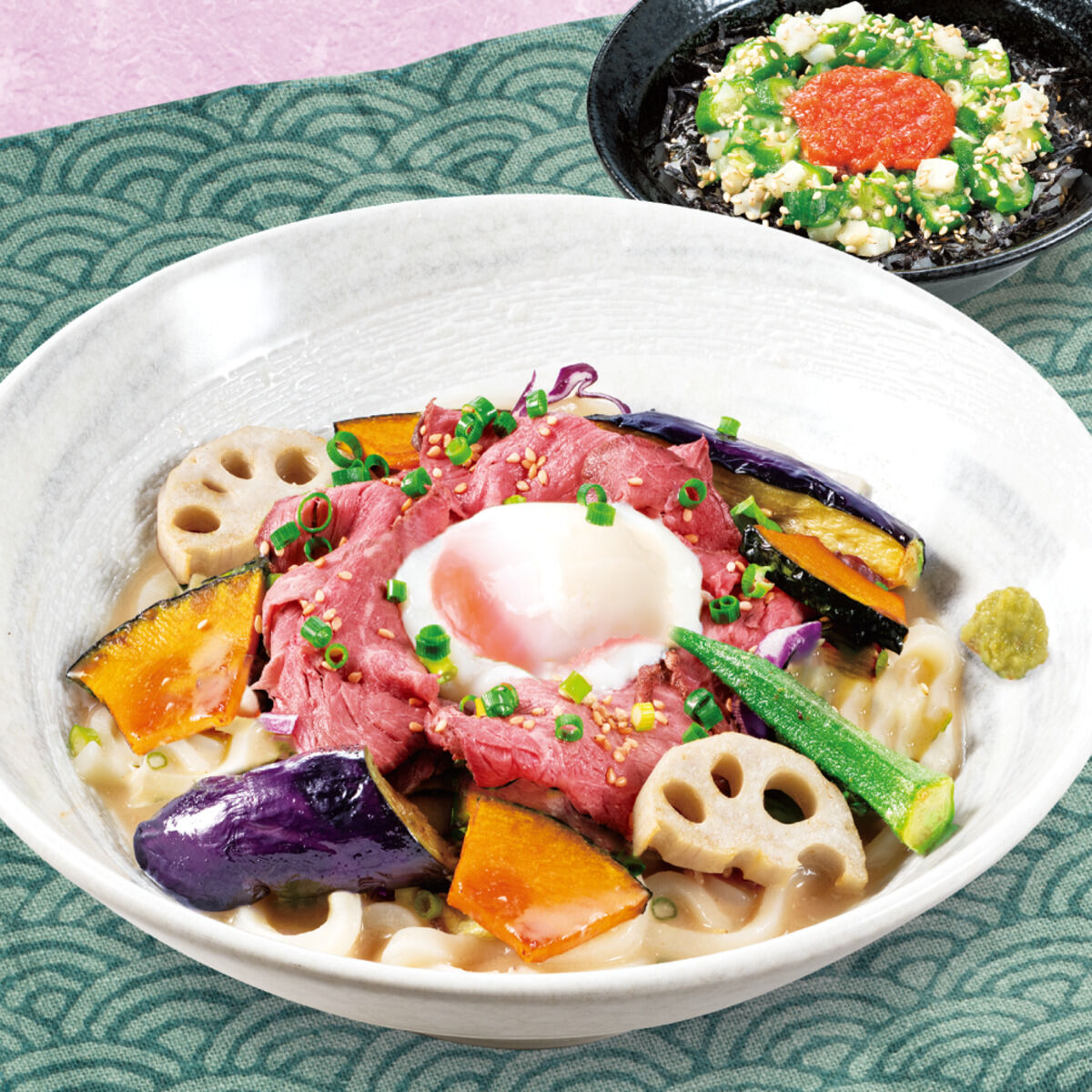 華屋与兵衛「ローストビーフと揚げ野菜の胡麻たれうどん、小明太いかオクラ丼セット」