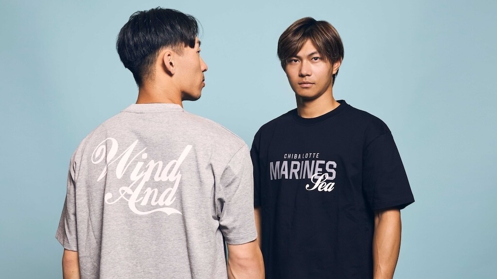 「MARINES × WIND AND SEA TEAM WEAR COLLECTION」を着用した髙部瑛斗外野手と藤原恭大外野手（球団提供）
