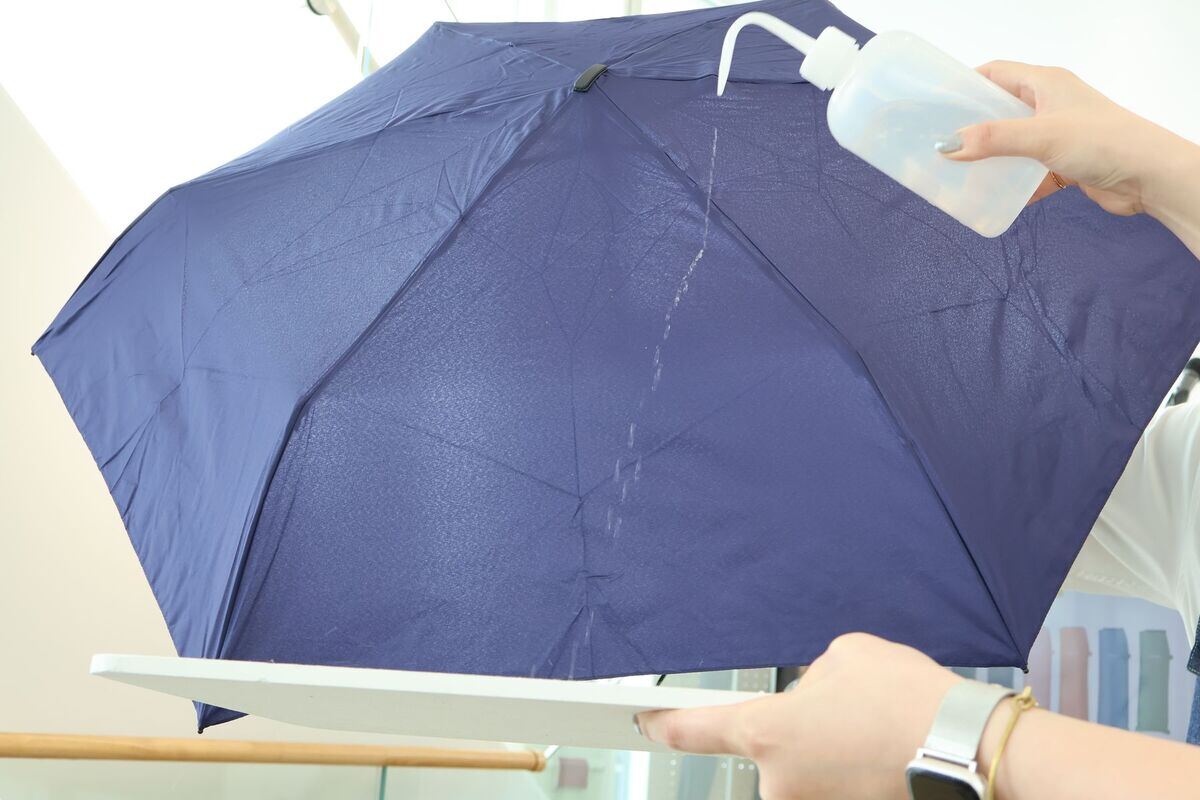 超撥水性能で、水滴が転がるように弾かれていく