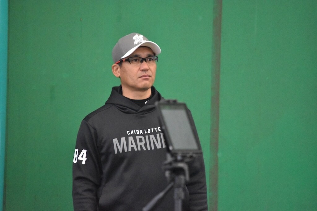 石垣島春季キャンプ中、投球練習を見守るロッテ・黒木知宏コーチ［撮影＝岩下雄太］