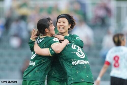 試合終了後、松田（左）、村松（右）と抱き合う岩清水　[写真]=WE LEAGUE