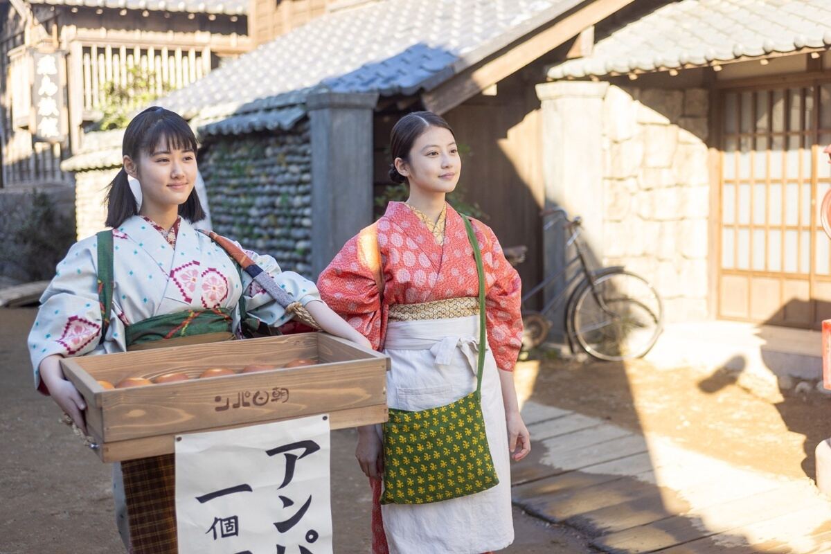 連続テレビ小説『あんぱん』メイコ役の原菜乃華（左）とのぶ役の今田美桜