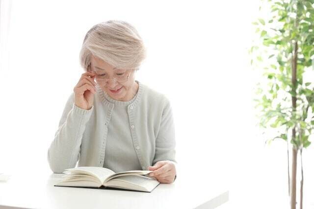 
                年金生活がスタートすると、生活費を切り詰めがちですが、せっかくの時間的ゆとりを生かして、年に1度くらいは旅行にも行きたいものです。今回は、年金生活の方が、旅を楽しむためのシンプルな家計術をご紹介します。
            