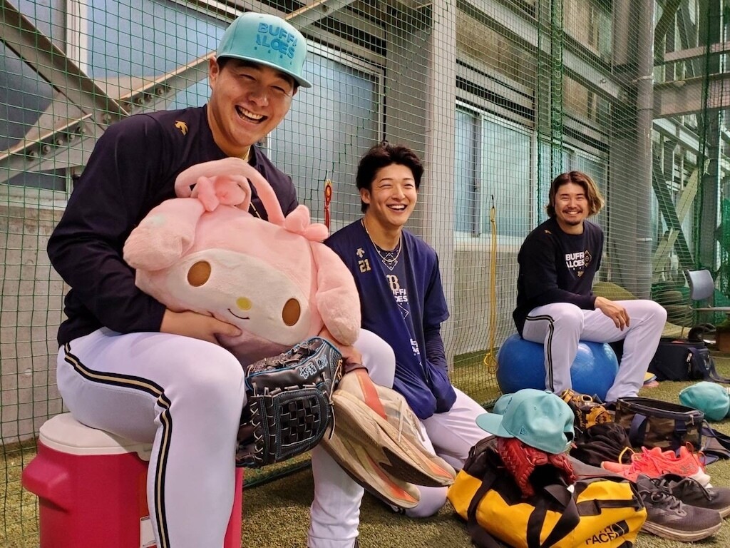 マイメロディのフェイス形トートバッグを手に持つオリックス投手陣（球団提供）