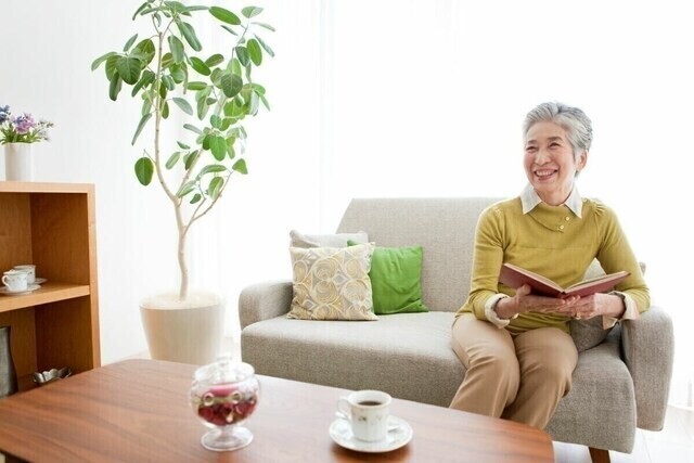 
                人生100年を無事に生きるには、日々の支出を管理し、ムダなお金を使わないことが大切です。そうは言っても、毎日ケチケチして、心が貧しくなるような節約はイヤなもの。今回は、「ムリをしないこと」を軸にした節約を3つご紹介します。
            