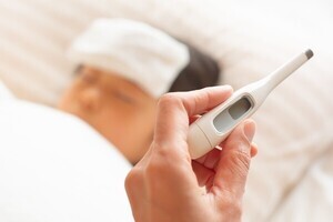 解熱剤は何度から? 子どもの発熱時、受診や服薬を迷ったら確認すべきこと