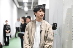 櫻井翔、“夏武蔵スタイル”で『占拠』シリーズ最新作撮影開始「熱量をそのまま皆さんに」