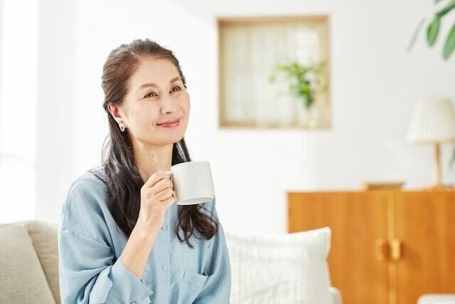 70代に入ると、年金収入に頼りながらも、医療費や生活費、趣味や交際費など思いの外、支出はかさむもの。今回は、最新データをもとに70代の家計事情をひも解き、これからの暮らしに役立つヒントをご紹介します。