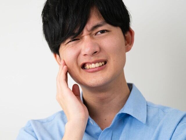 
                【薬学部教授が解説】歯の痛みが強く、眠れないほどつらいとき、鎮痛剤を多めに飲んで何とか対処したいと考える人がいるようです。実は、薬は量を増やしたからと言って効果が強まるとは限りません。副作用や耐性のリスクを、分かりやすく解説します。
            