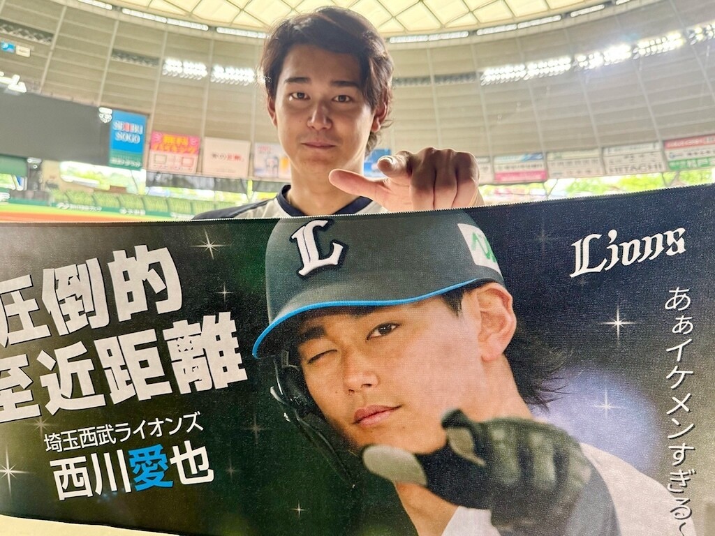 圧倒的至近距離グッズを販売（球団提供）