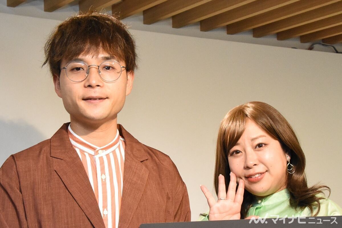 駆け抜けて軽トラの小野島徹(左)と餅田コシヒカリ