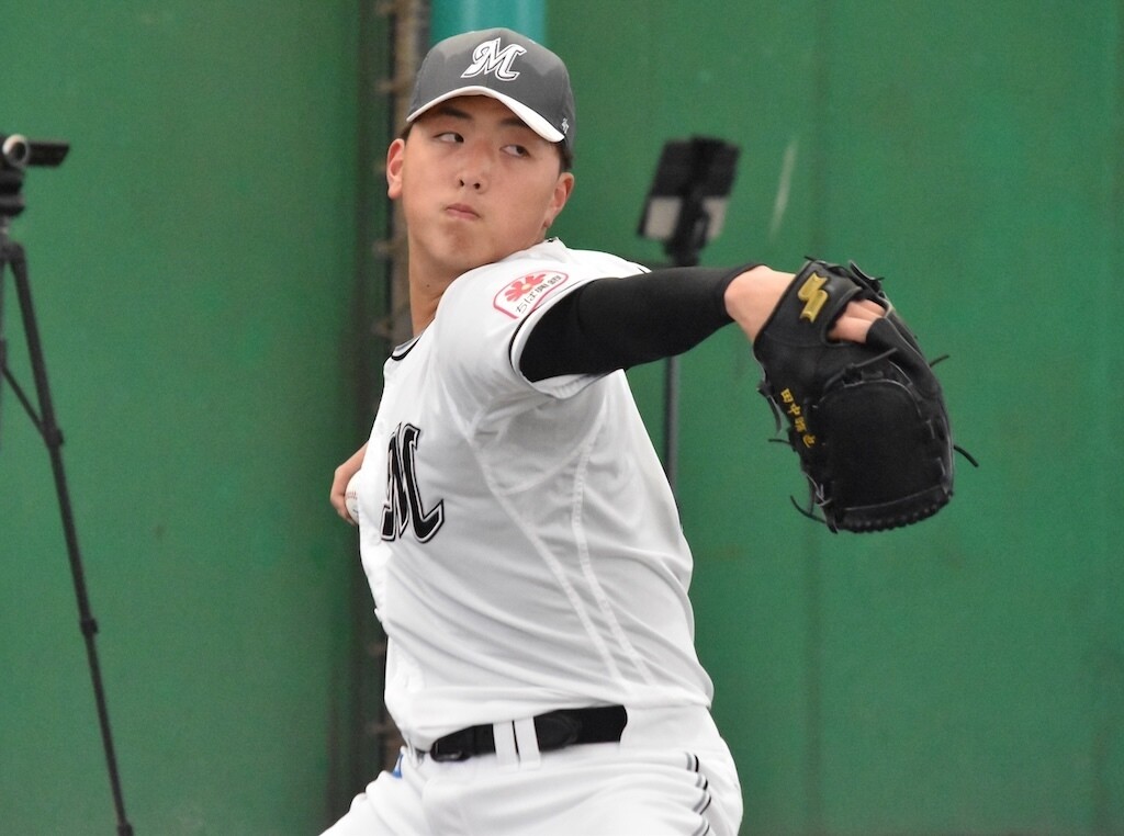 ブルペンで投球練習するロッテ・田中晴也［撮影＝岩下雄太］