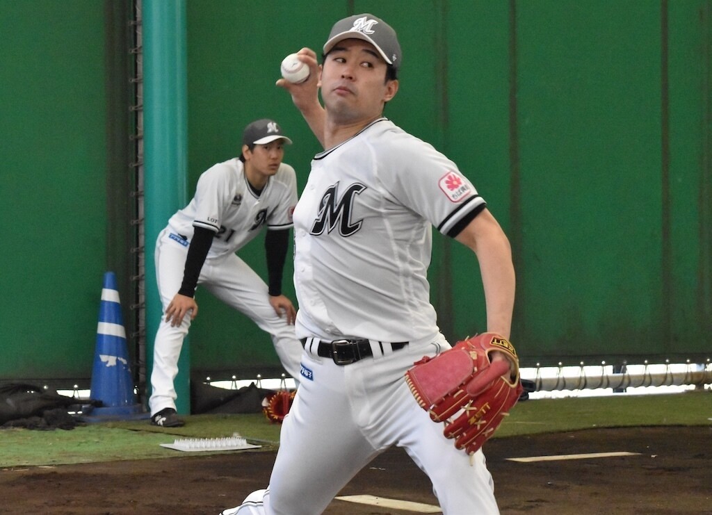 ブルペンで投球練習するロッテ・種市篤暉［撮影＝岩下雄太］