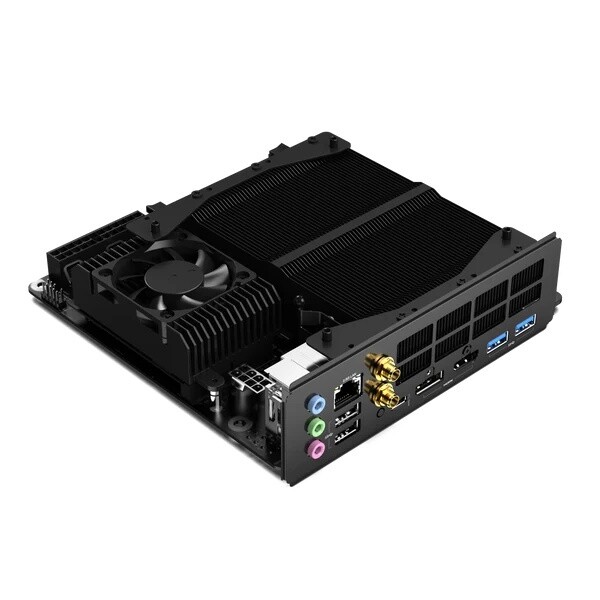 Minisforumの「BD790i X3D」。3D V-CacheのRyzen 9をオンボード搭載する