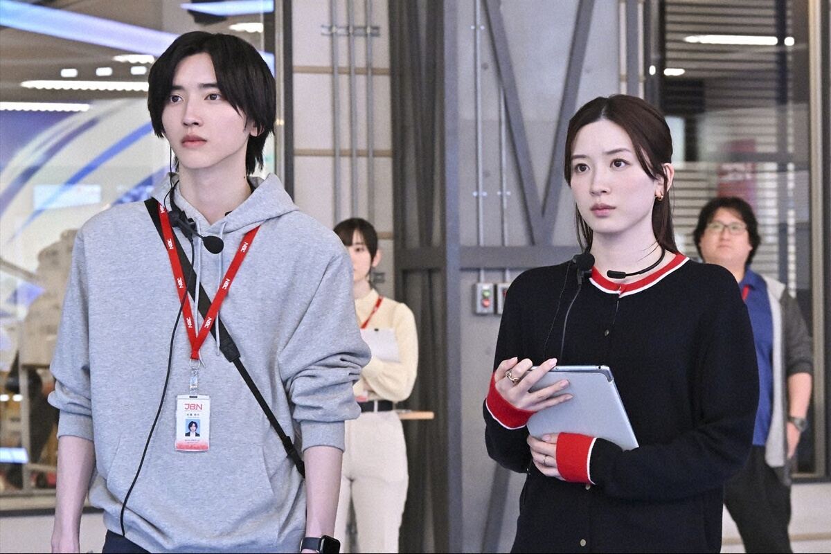 日曜劇場『キャスター』本橋悠介役の道枝駿佑（左）と崎久保華役の永野芽郁