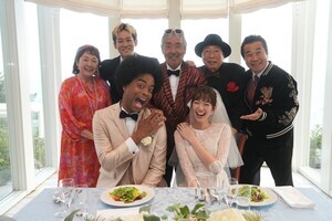 佐藤栞里、ウエディングドレス姿で満面の笑み　『父と僕の終わらない歌』結婚式記念フォト公開