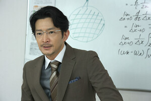 津田健次郎が数学者役で登場、映画『キャンドルスティック』の最新映像公開