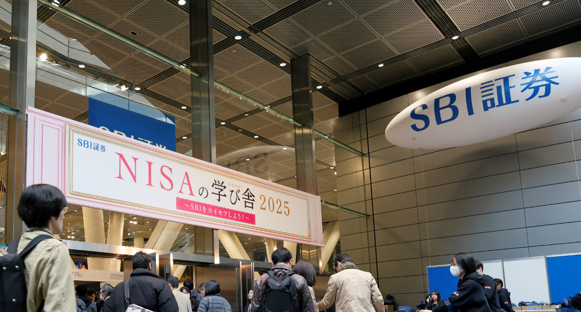  3月1日（土）に東京国際フォーラムで行われたイベント『NISAの学び舎 2025』。NISAについて知りたいという、多くの来場者であふれた